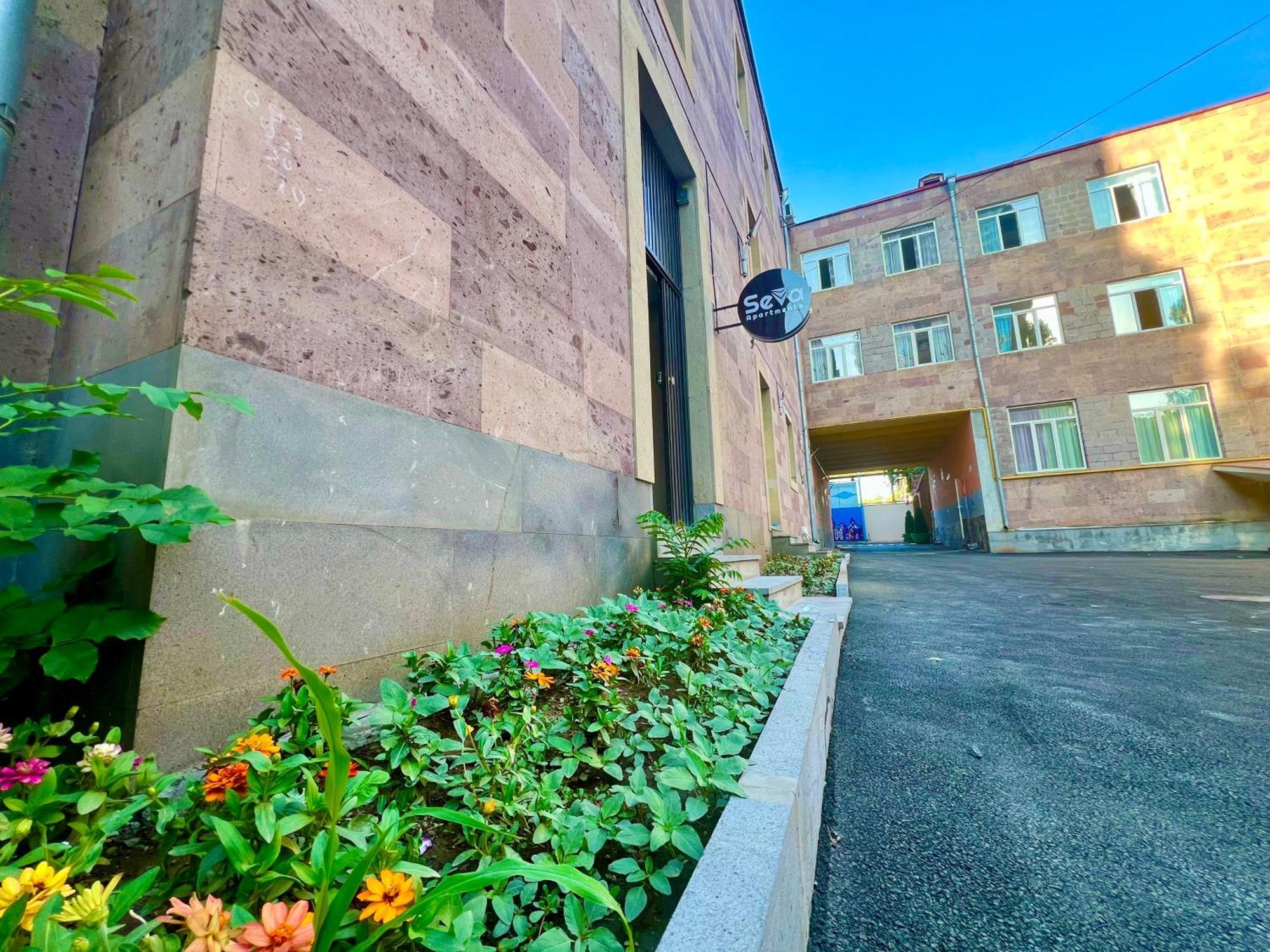 Seva Apart-Hotel Komitas Erywań Zewnętrze zdjęcie